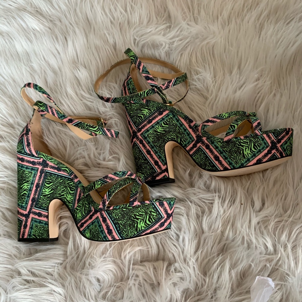 NWT Strappy Green Pattern Platformed Heel Sandals